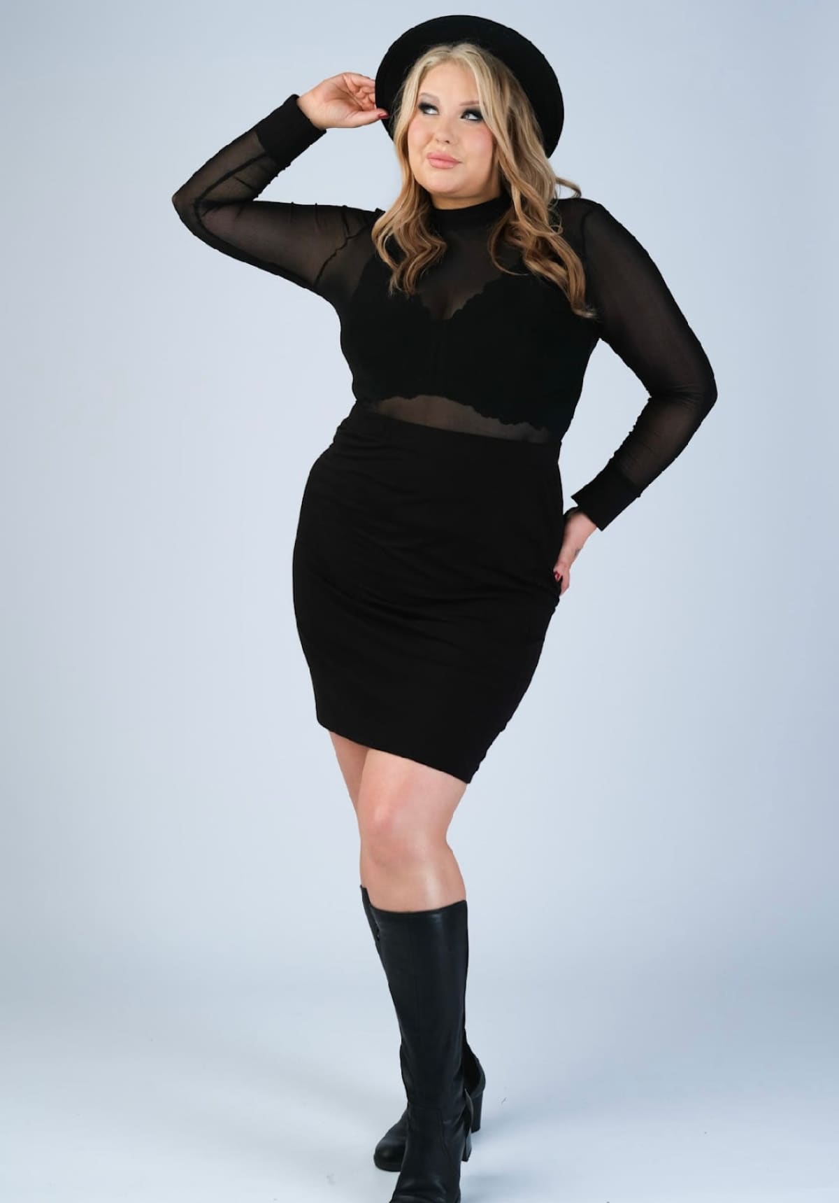 Viettelevä mesh-paita kevyesti läpikuultavaa materiaalia. Istuu kauniisti ja korostaa linjoja – täydellinen itsevarmaan ilmeeseen.