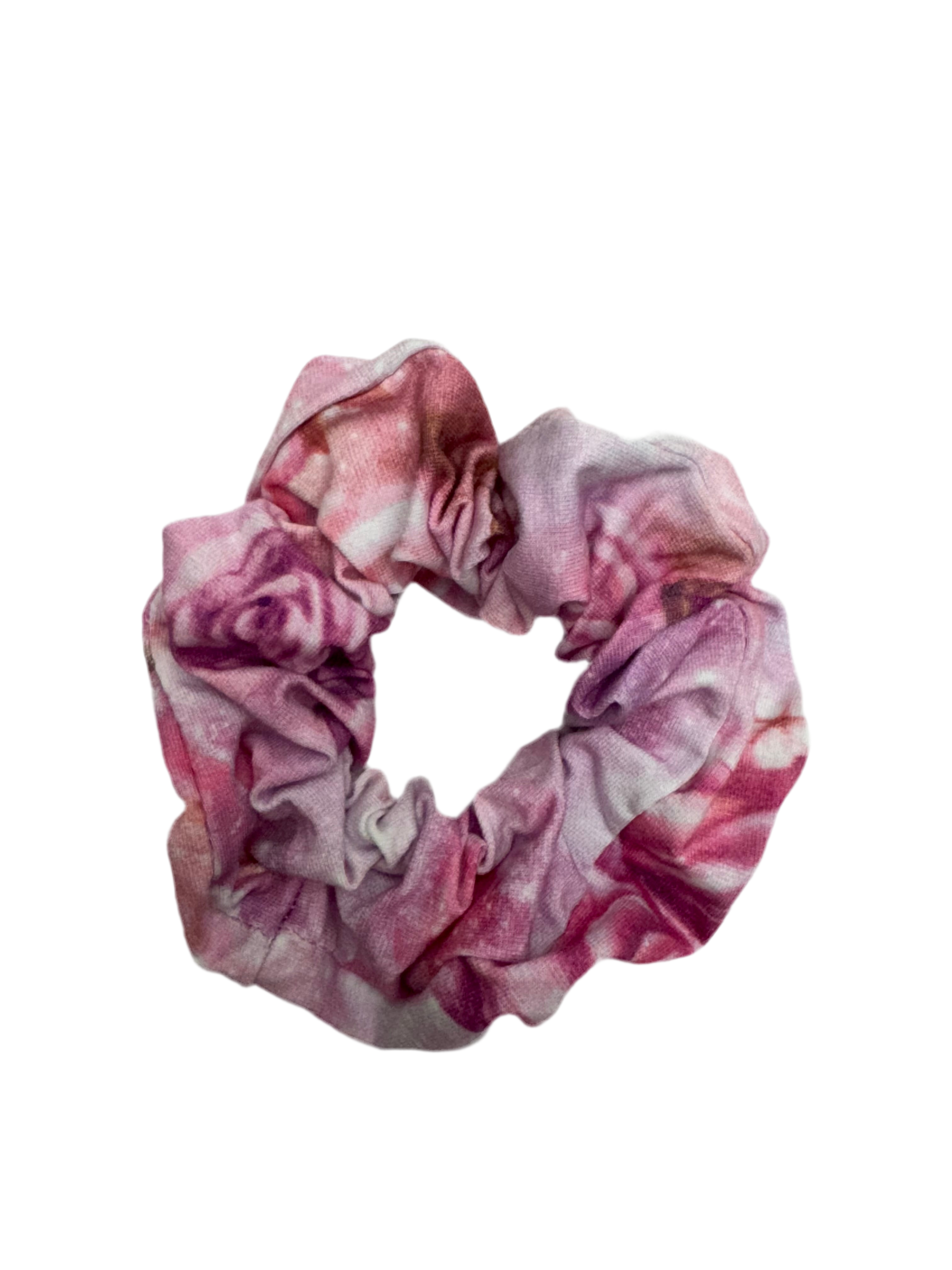 Muhkea scrunchie ylijäämäkankaasta. Kestävä ja ekologinen valinta – sopii myös lasten tuuheisiin hiuksiin.