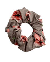 Muhkea scrunchie ylijäämäkankaasta. Kestävä ja ekologinen valinta – sopii myös lasten tuuheisiin hiuksiin.
