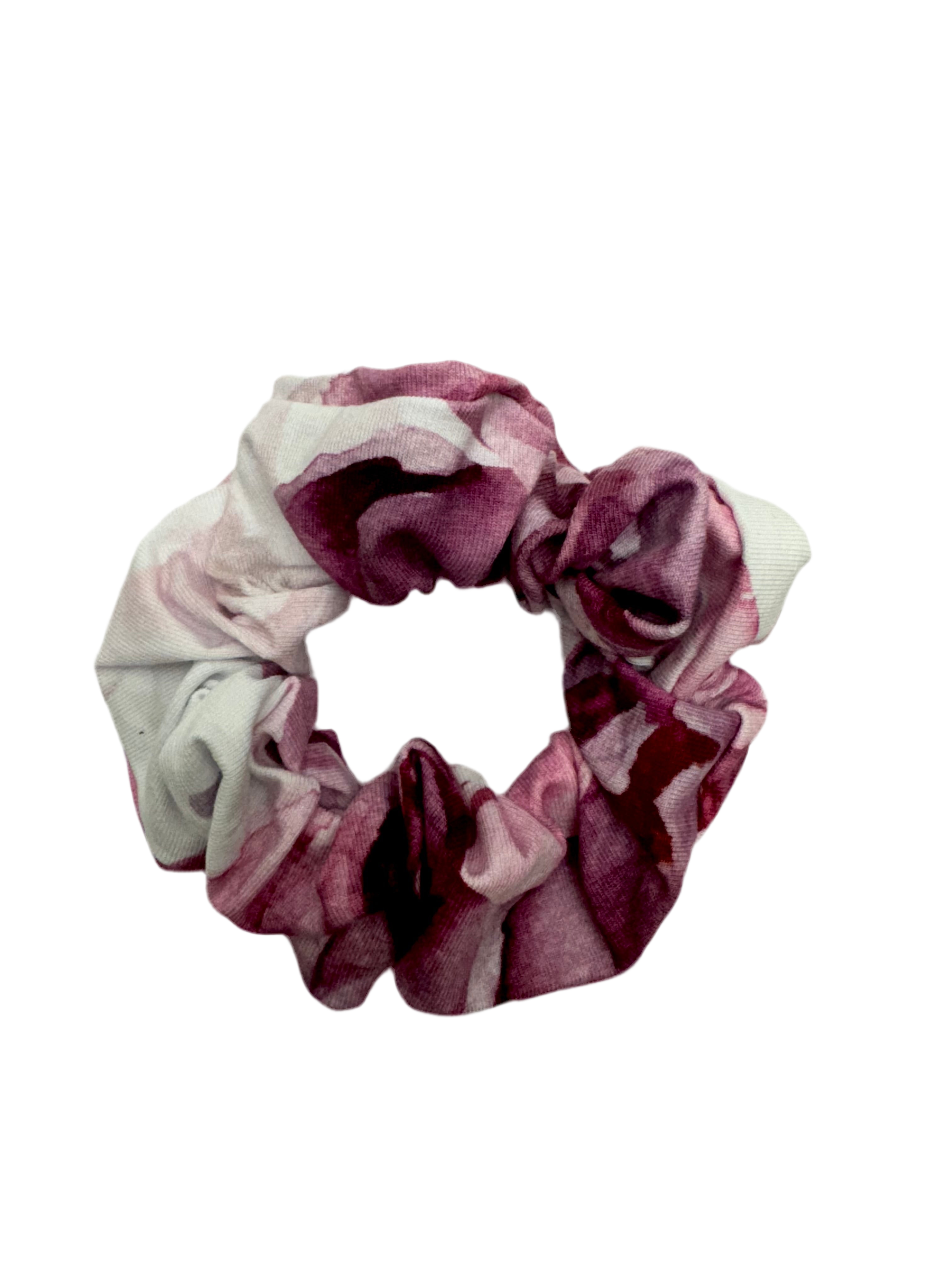 Muhkea scrunchie ylijäämäkankaasta. Kestävä ja ekologinen valinta – sopii myös lasten tuuheisiin hiuksiin.