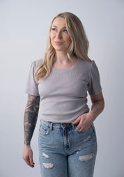 Lyhythihainen Bella-t-paita ribbikangasta, U-pääntie ja rypytetyt hihat tuovat naisellisuutta ja mukavuutta arkeen.