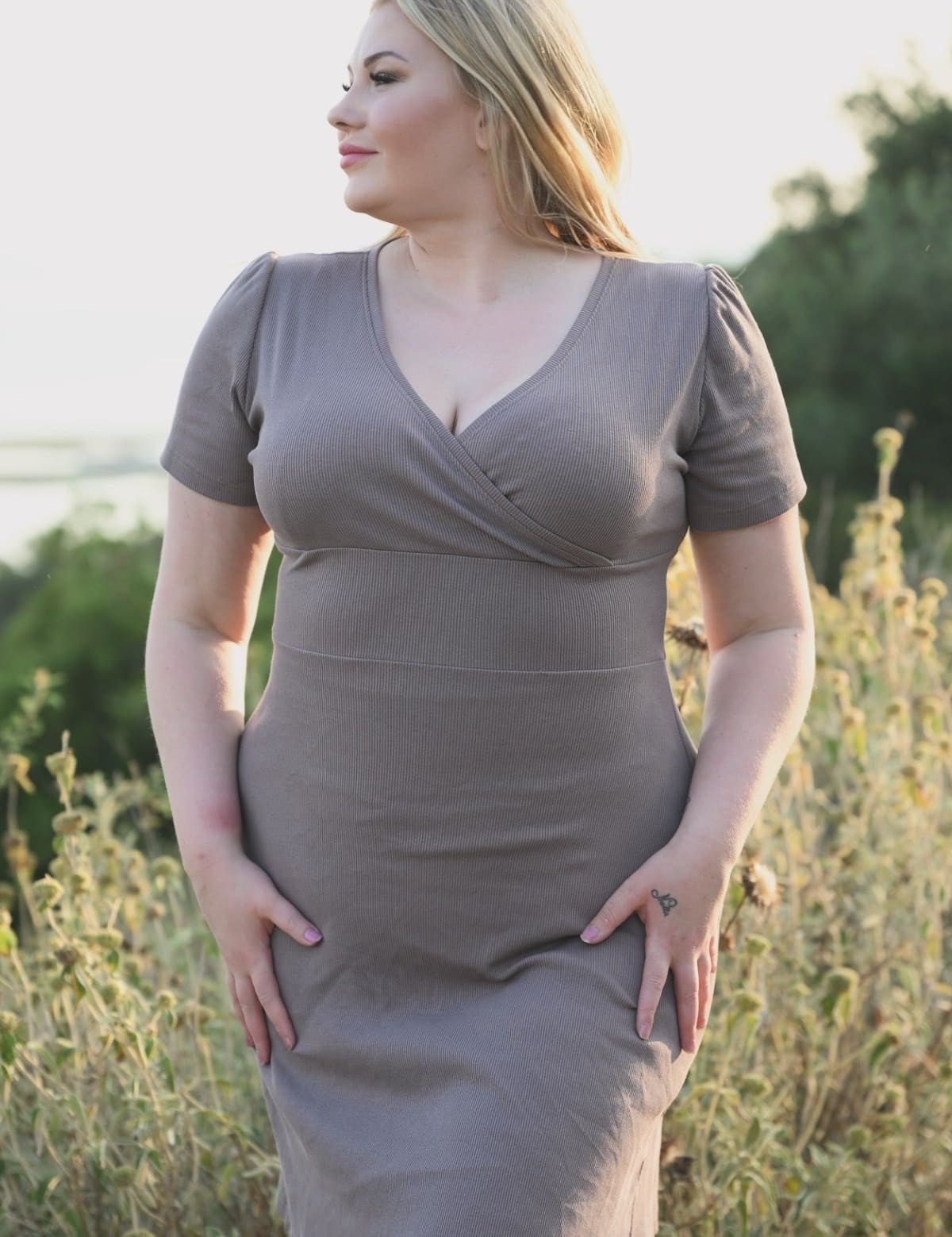 Bella-ribbimekko puff-hihoilla on naisellinen, joustava ja mukava valinta arkeen tai juhlaan. GOTS-sertifioitua puuvillaa.