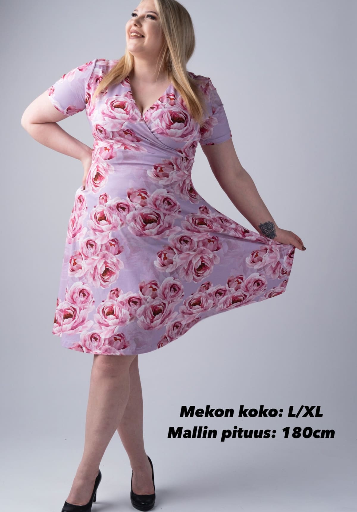Kietaisumallinen mekko A-linjaisella helmalla imartelee vartaloa ja sopii arkeen tai juhlaan. Valmistettu kestävästä laatumateriaalista.