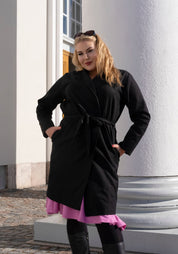 Classy-kietaisutakki korostaa vartaloa elegantisti. Sopii keväästä syksyyn ja toimii arjessa sekä juhlapukeutumisessa.