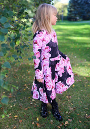 Ihana lasten mekko, jossa hulmuava helma ja yksilöllinen kuosi. Pehmeä ja miellyttävä materiaali sopii myös herkälle iholle.