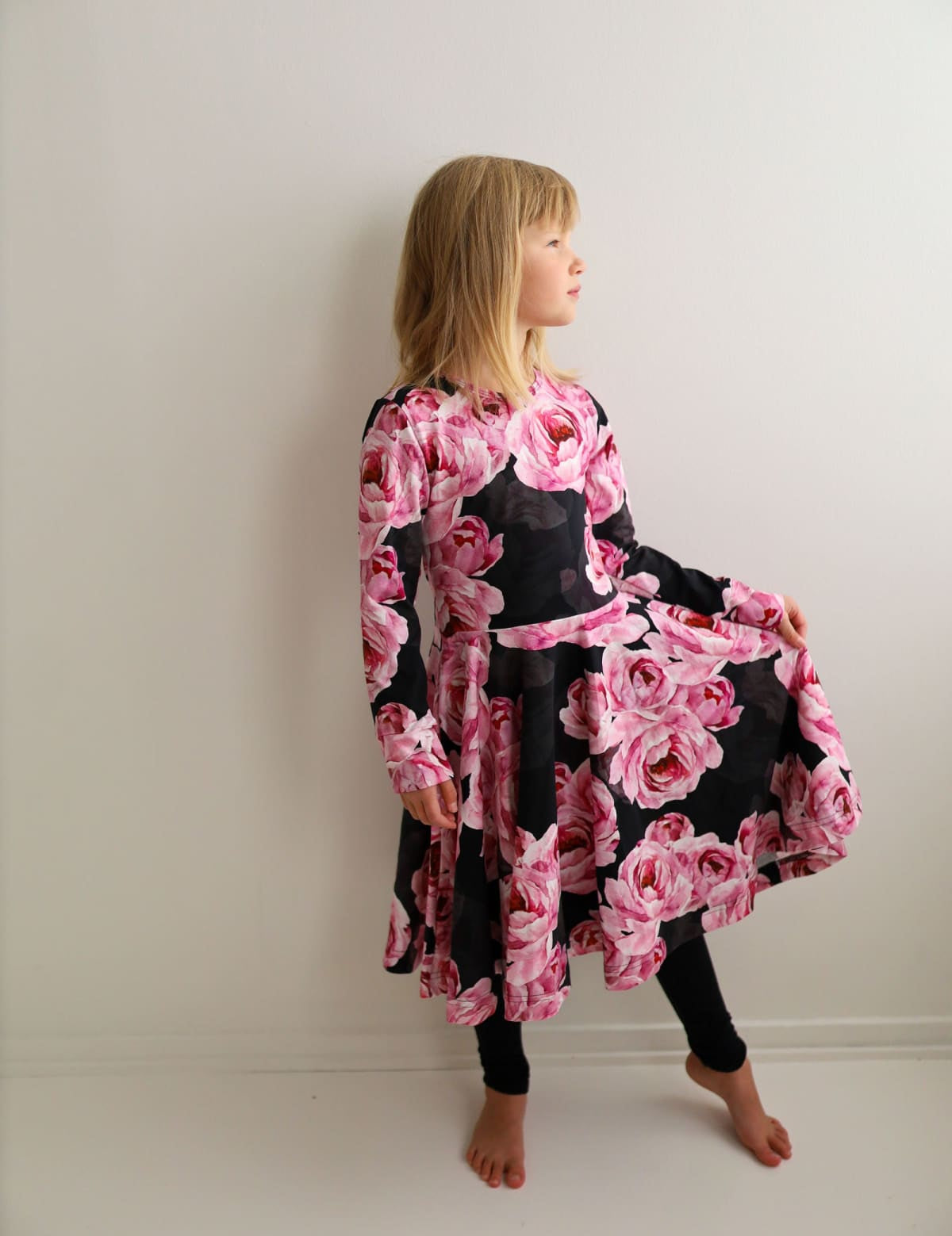 Ihana lasten mekko, jossa hulmuava helma ja yksilöllinen kuosi. Pehmeä ja miellyttävä materiaali sopii myös herkälle iholle.