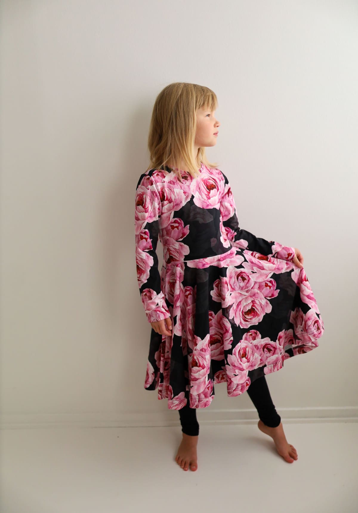 Ihana lasten mekko, jossa hulmuava helma ja yksilöllinen kuosi. Pehmeä ja miellyttävä materiaali sopii myös herkälle iholle.