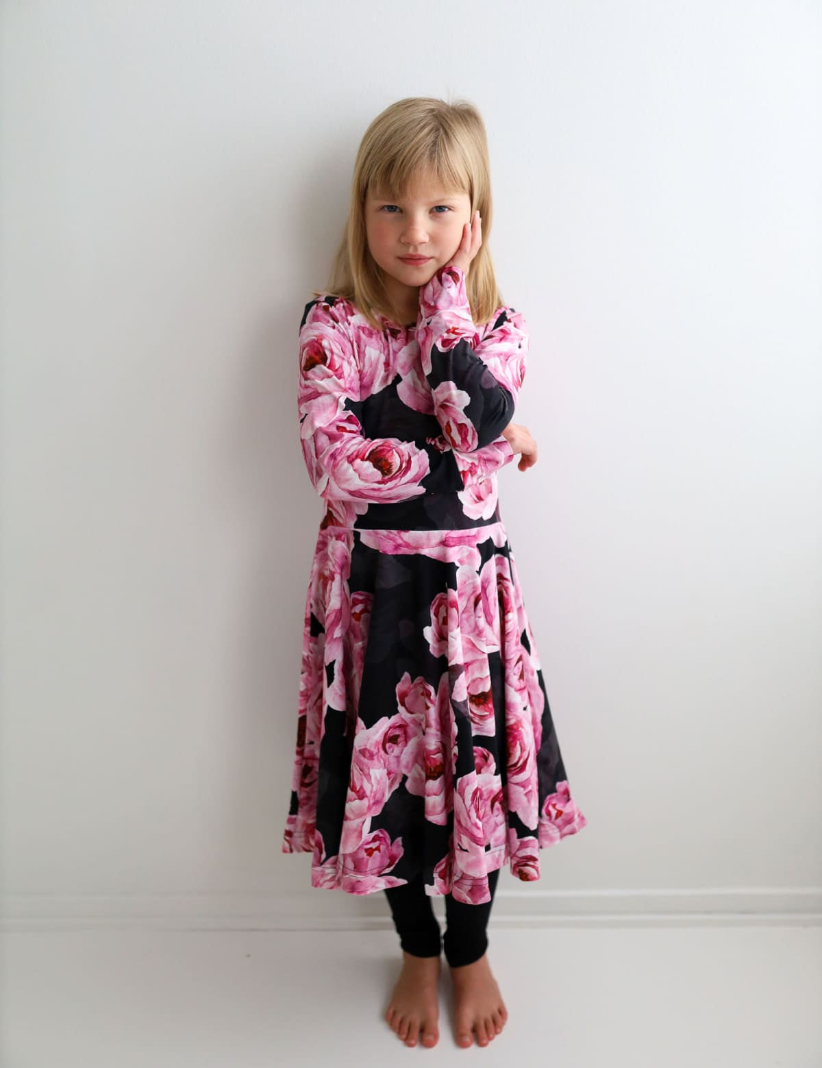Ihana lasten mekko, jossa hulmuava helma ja yksilöllinen kuosi. Pehmeä ja miellyttävä materiaali sopii myös herkälle iholle.