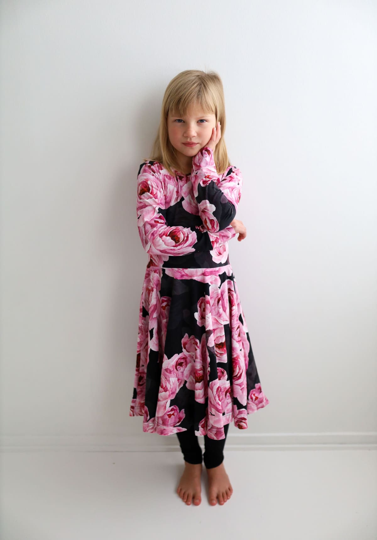 Ihana lasten mekko, jossa hulmuava helma ja yksilöllinen kuosi. Pehmeä ja miellyttävä materiaali sopii myös herkälle iholle.