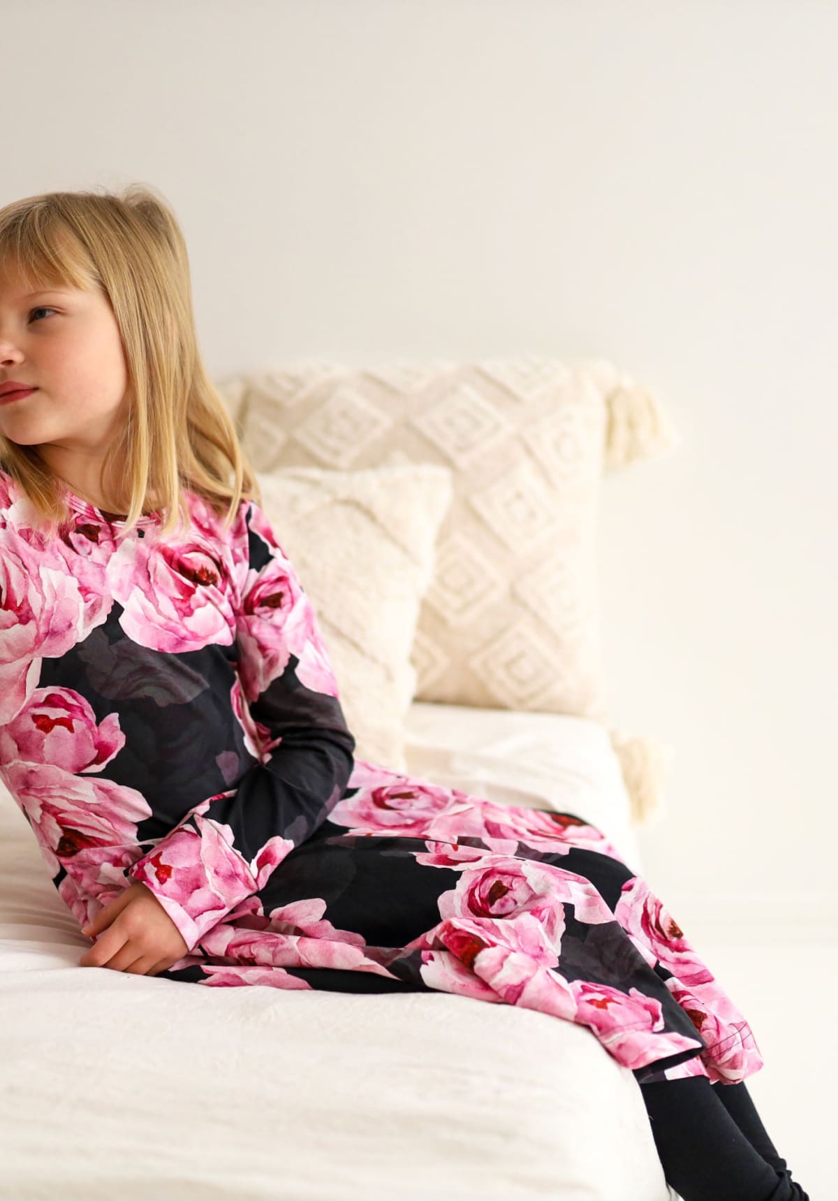 Ihana lasten mekko, jossa hulmuava helma ja yksilöllinen kuosi. Pehmeä ja miellyttävä materiaali sopii myös herkälle iholle.