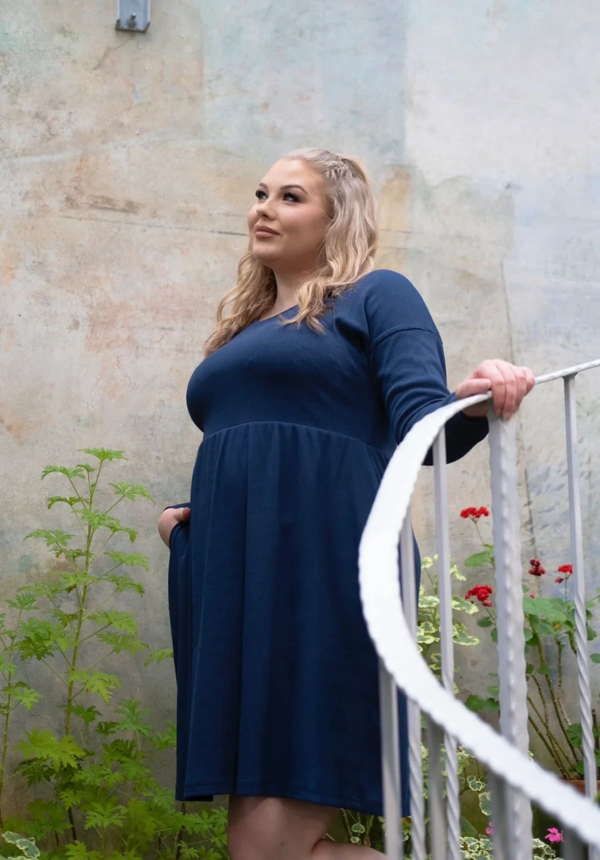 Pehmeä ja mukava arkimukavuusmekko sivutaskuilla. Yksinkertaisen tyylikäs valinta töihin ja vapaa-aikaan – vastuullista puuvillaa.