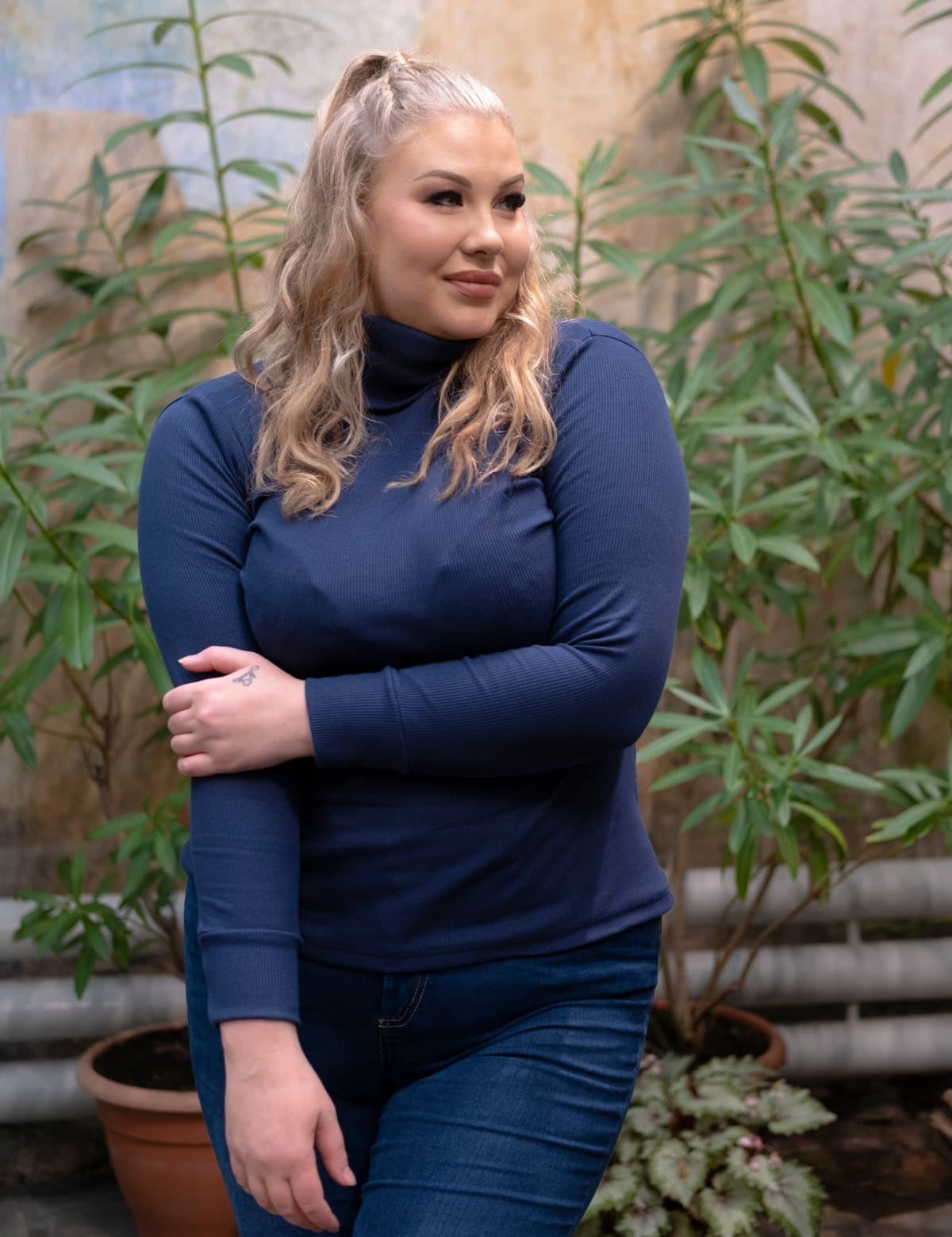 Ribbipoolopaita, jossa pehmeä ja joustava kangas sekä muhkea kaulus ilman puristusta. Kestävä ja vastuullinen arjen luottovaate.