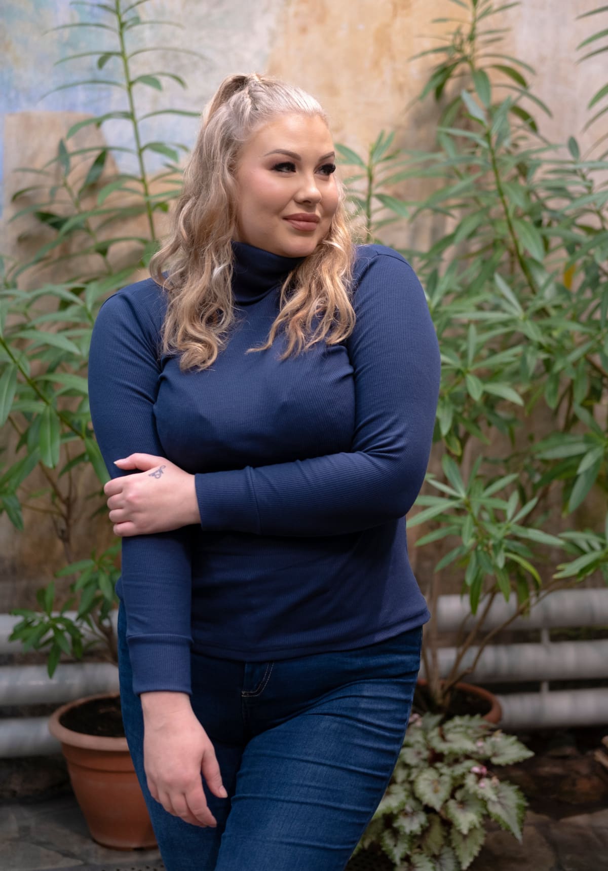 Ribbipoolopaita, jossa pehmeä ja joustava kangas sekä muhkea kaulus ilman puristusta. Kestävä ja vastuullinen arjen luottovaate.