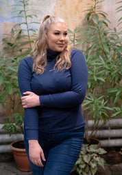 Ribbipoolopaita, jossa pehmeä ja joustava kangas sekä muhkea kaulus ilman puristusta. Kestävä ja vastuullinen arjen luottovaate.