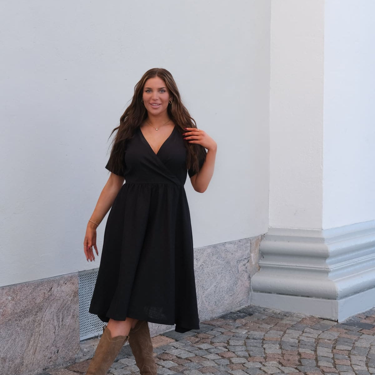 Ajaton Soma viskoosi pellavamekko laskeutuu kauniisti, hengittää ihanasti ja sopii täydellisesti kesän arkeen ja juhlaan.